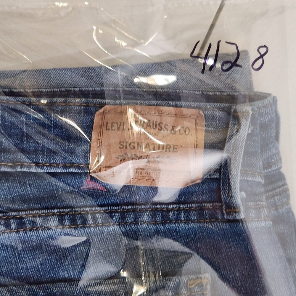 Levi Strauss Signature Bermuda Jean Shorts Womens Size 10 Blue Denim Casual - Picture 11 of 11